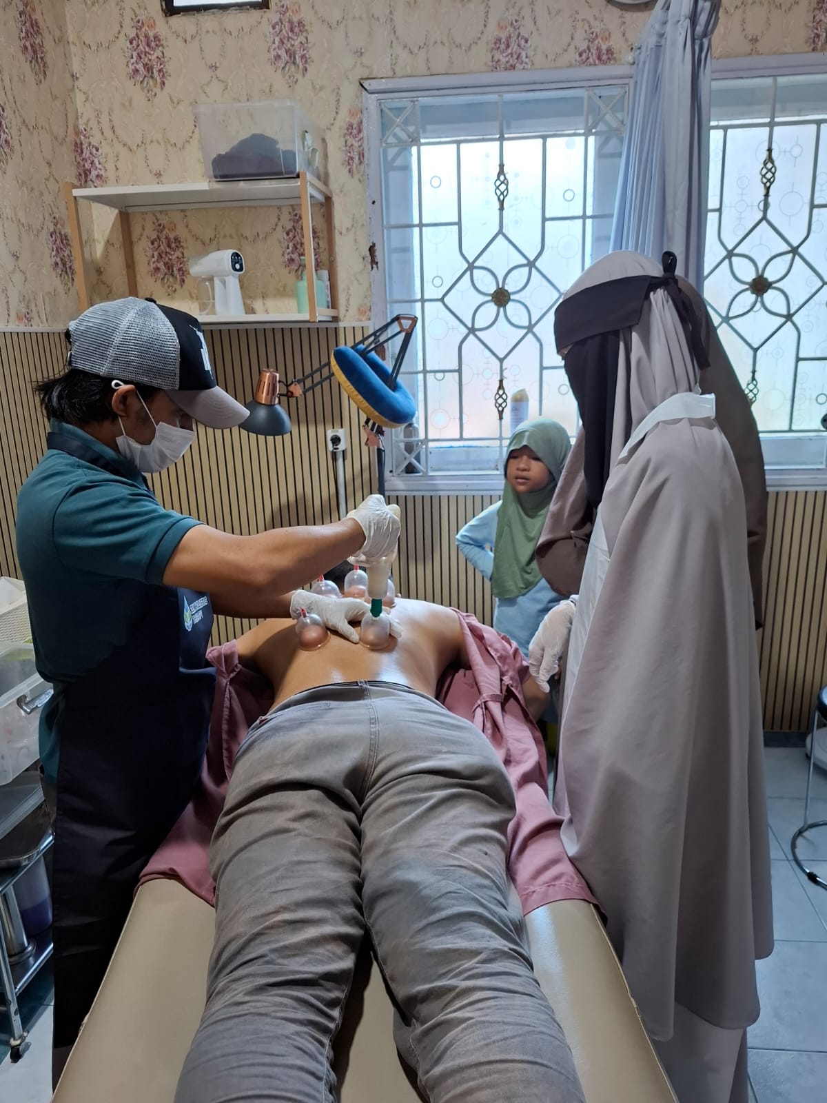 Dosen Keperawatan UKJP Gelar Pengabdian Masyarakat, Bekam Basah Bantu Turunkan Tekanan Darah Pasien 